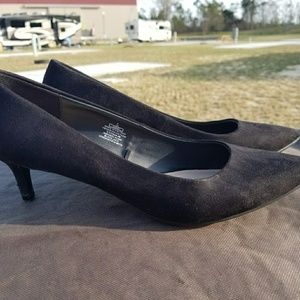 Cute Old Navy Size 8 Black Suede Kitten Heels